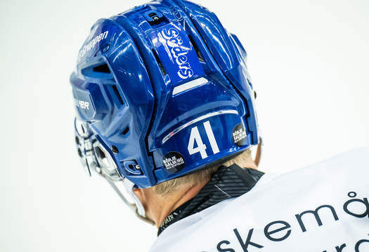 En Oskarshamnshjälm med klistermärke med texten Börje