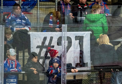 En banderoll med texten #21 som hyllar Börje Salming