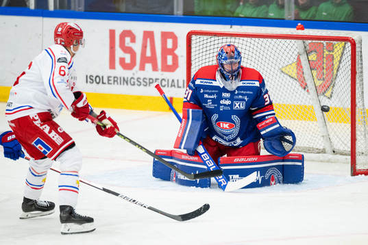 Timrås Joonas Lyytinen och Oskarshamns målvakt Tim Juel