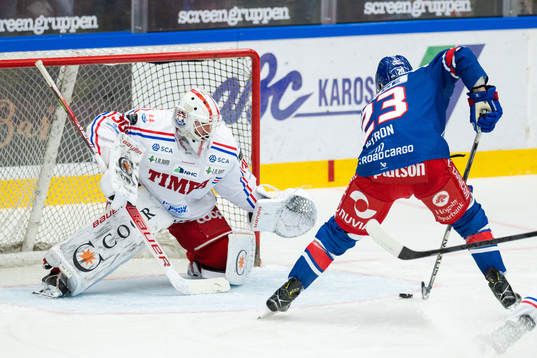 Timrås målvakt Jacob Johansson och Oskarshamns Blaine