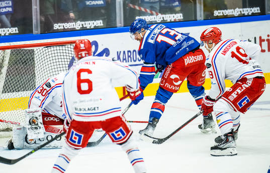 Oskarshamns Jiri Smejkal gör 1-0 bakom Timrås målvakt