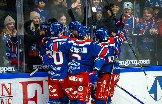 Oskarshamns Jiri Smejkal jublar med lagkamrater