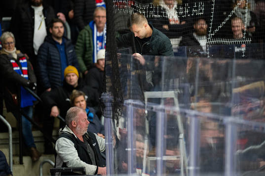 Vaktmästare lagar trasigt plexiglas