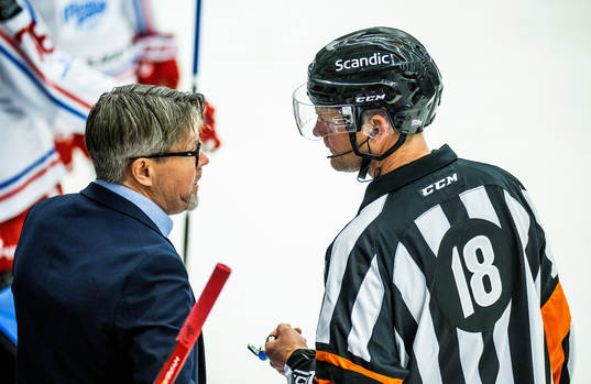 Timrås tränare Anders Karlsson samtalar med Domare Mikael