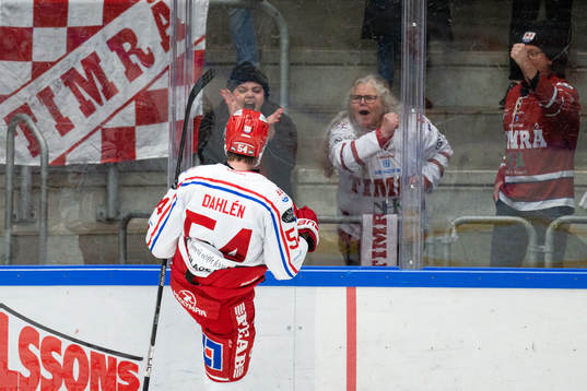 Timrås Jonathan Dahlén jublar