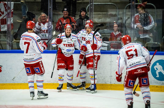Timrås Jonathan Dahlén jublar med lagkamrater