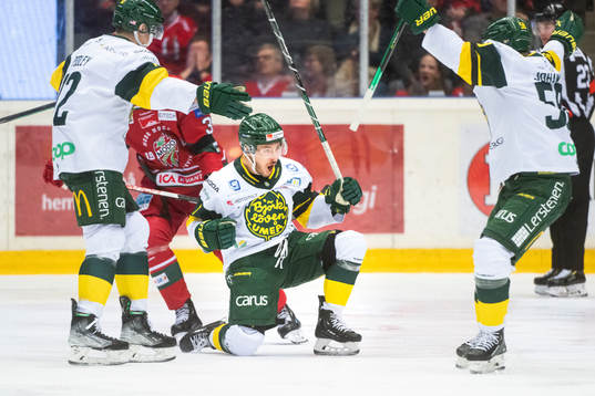 Björklövens Nicholas Schilkey jublar med Scott Pooley och