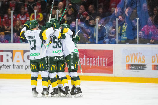 Björklövens Nicholas Schilkey jublar med Scott Pooley och