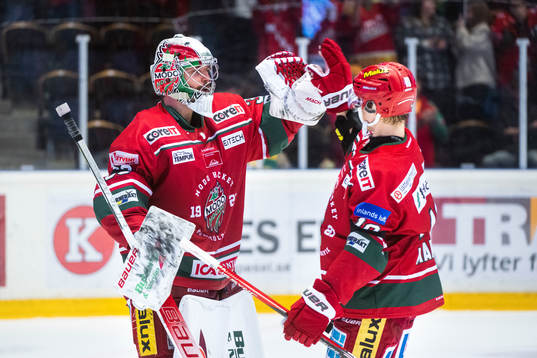 Modos målvakt Krister Gudlevskis och Rihards Marenis jublar