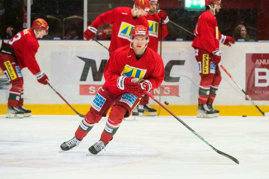 Modos Oscar Pettersson innan ishockeymatchen i