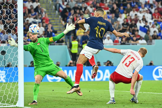 Bläddra bland fler bilder av FIFA World Cup 2022, day 7, France - Denmark