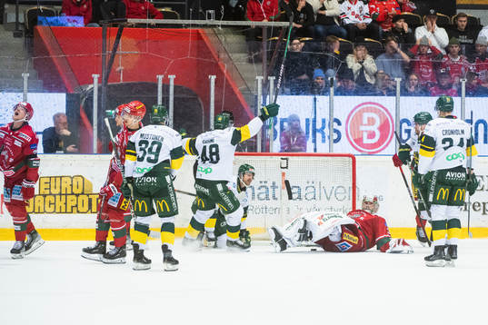 Björklövens Alex Hutchings jublar