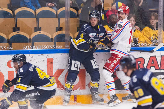 HV71s Niklas Hjalmarsson och Timrås Emil Pettersson