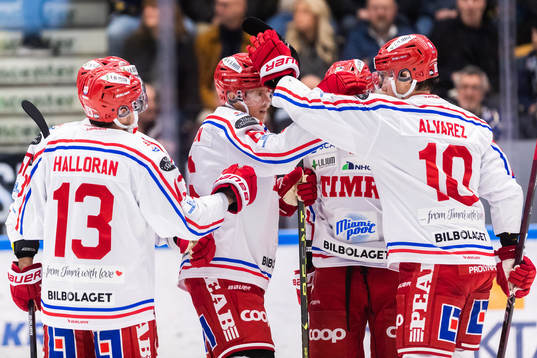 Timrås Joonas Lyytinen jublar med lagkamrater