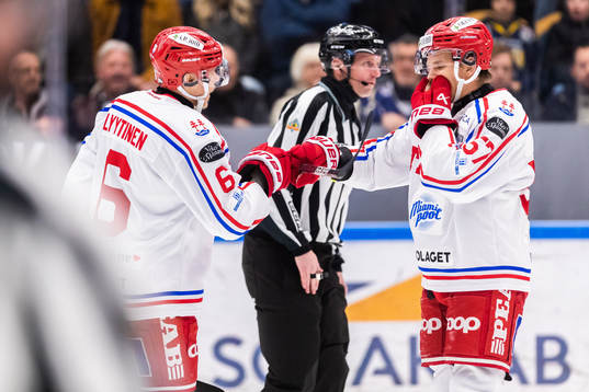 Timrås Joonas Lyytinen och Anton Wedin jublar