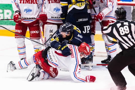 HV71s Fredrik Forsberg och Timrås Jakob Stenqvist