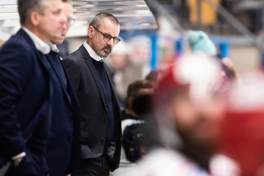 HV71s tränare Tommy Samuelsson deppar