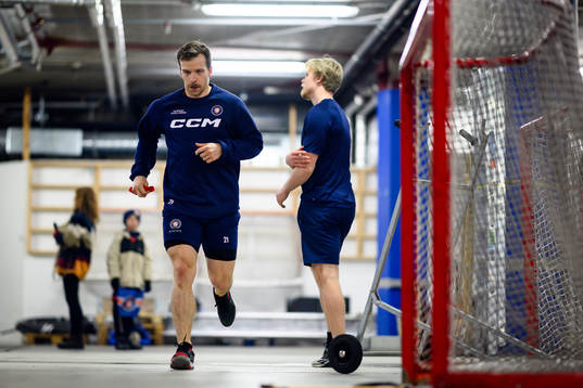 Växjös Brian Cooper värmer upp före ishockeymatchen i