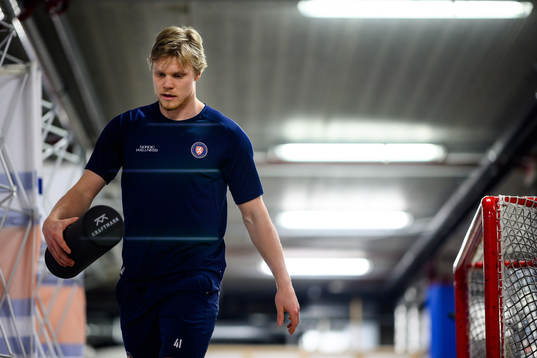 Växjös Ludvig Nilsson värmer upp före ishockeymatchen i