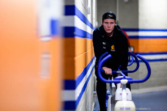 Skellefteås Rickard Hugg värmer upp före ishockeymatchen