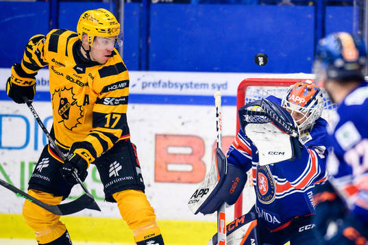 Skellefteås Pär Lindholm och Växjös målvakt Adam Åhman