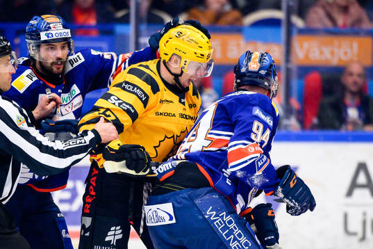 Irriterat mellan Skellefteås Pär Lindholm och Växjös
