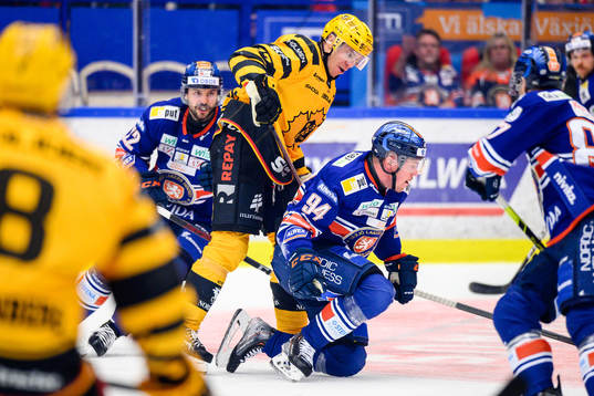 Irriterat mellan Skellefteås Pär Lindholm och Växjös
