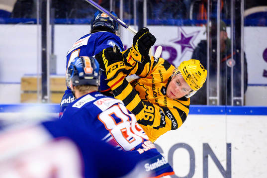 Växjös Keegan Lowe tacklar Skellefteås Rickard Hugg