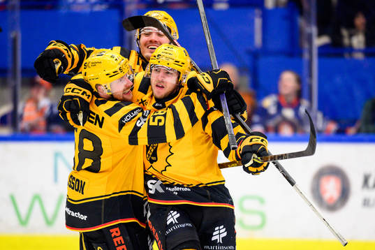 Skellefteås Oskar Nilsson och Andreas Wingerli jublar