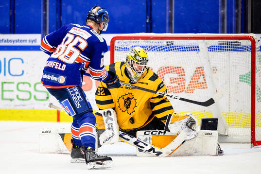 Skellefteås målvakt Linus Söderström räddar en straff