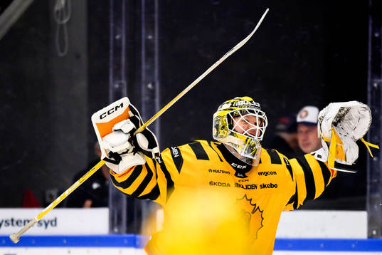 Skellefteås målvakt Linus Söderström jublar