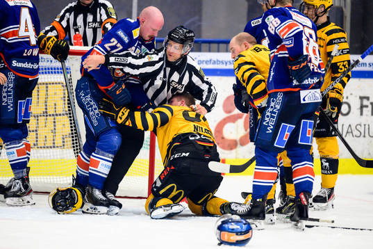 Linjedomare Rickard Nilsson går mellan Växjös Martin