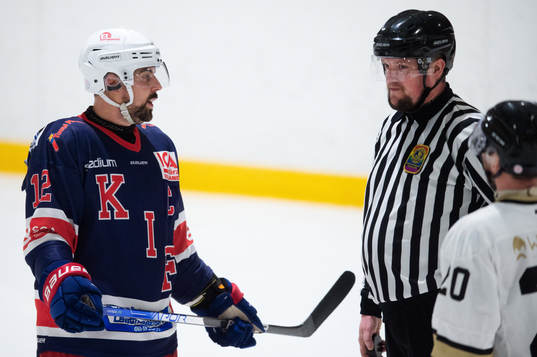 9 Kovlands Christopher Erixon och assisterande domare