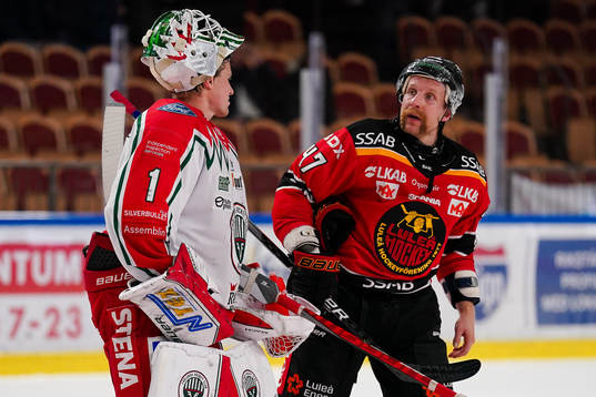 Frölundas målvakt Lars Johansson och Luleås Leo Komarov