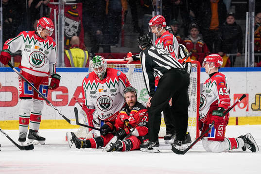 Luleås Leo Komarov framför Frölundas målvakt Lars