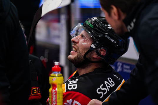 Luleås Konstantin Komarek grinar illa