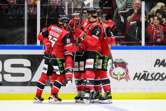 Malmö Redhawks Carl Persson jublar med lagkamrater