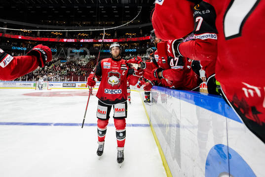 Malmö Redhawks Carl Söderberg jublar