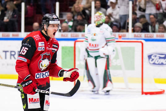 Malmö Redhawks Carl Persson jublar