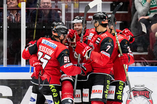 Malmö Redhawks Carl Persson jublar ihop med Carl