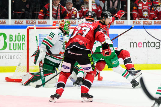 Malmö Redhawks Carl Söderberg i situationen som leder