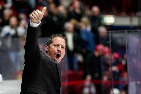Rögles tränare Cam Abbott jublar
