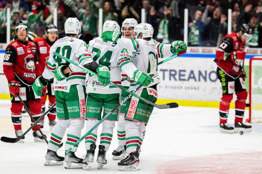Rögles Marco Kasper jublar med lagkamrater