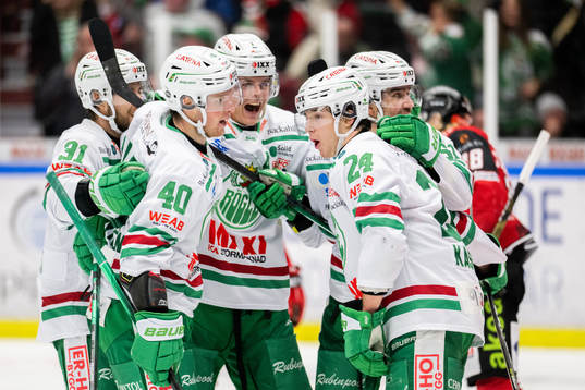 Rögles Marco Kasper jublar med lagkamrater