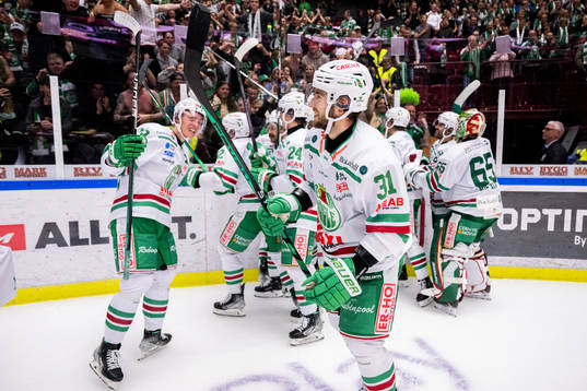 Rögles Lukas Klok jublar