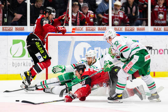 Malmö Redhawks Carl Persson faller