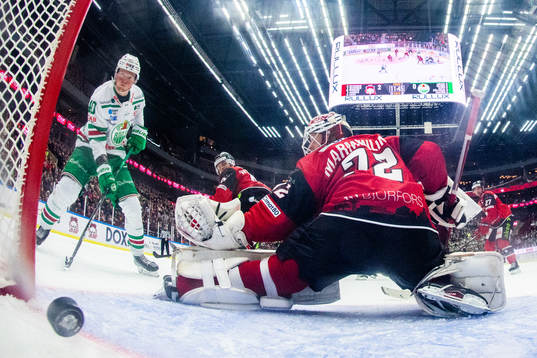 Rögles Oskar Stål-Lyrenäs (tv) ser när Adam Engström