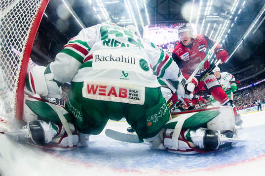 Malmö Redhawks Marcus Sylvegård oroar mot Rögles