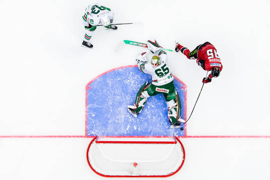 Rögles målvakt Christoffer Rifalk räddar målchans från