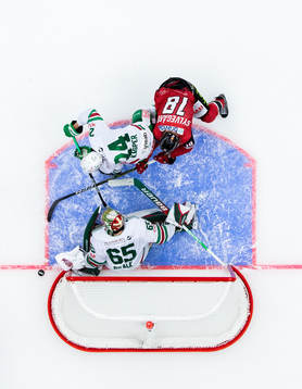 Malmö Redhawks Marcus Sylvegård oroar mot Rögles Marco